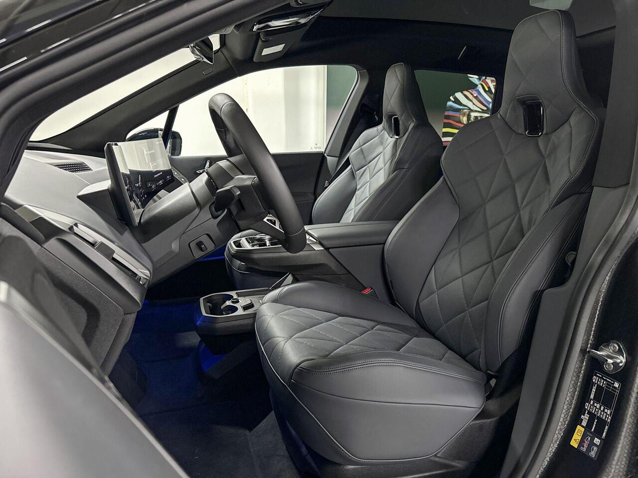 BMW iX xDrive45 | M-Sport Pro | Driving Assistant Plus | Harman/Kardon | Sky Lounge | Soft-Close Portieren | Comfort Access | Trekhaak | Selections