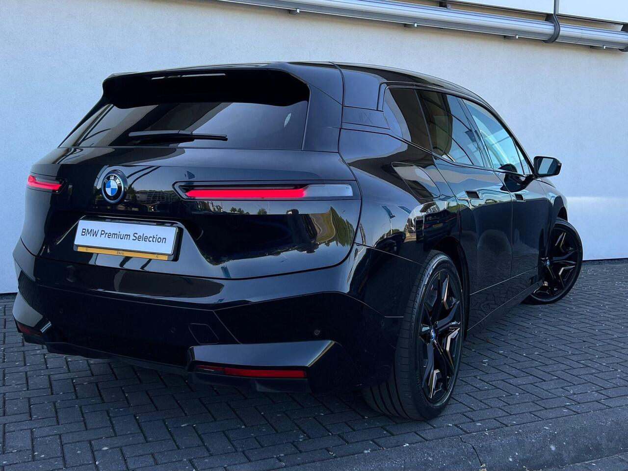 BMW iX xDrive50 Business Edition Plus 112 kWh | Sportpakket | Trekhaak | Driving Assistant Professional | Comfort Access