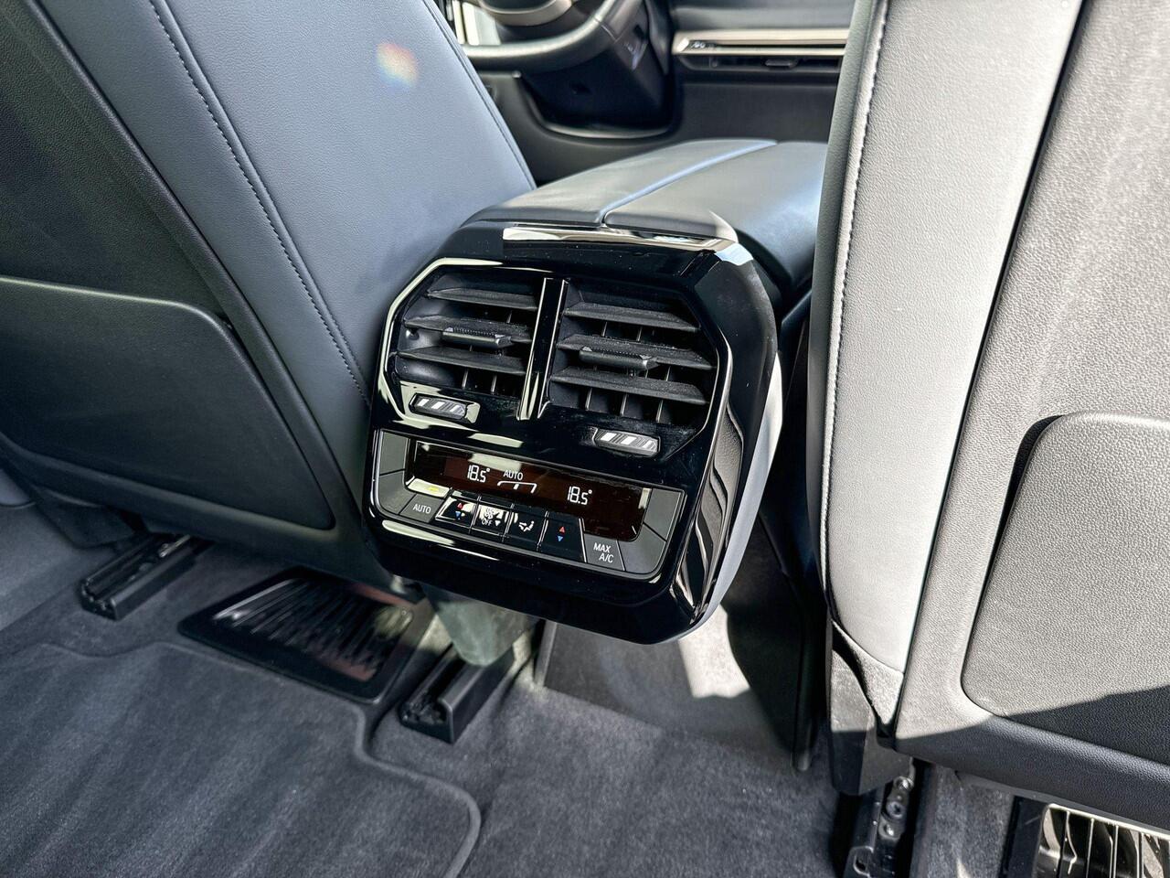 BMW iX xDrive50 22 Inch / Getinte Ramen Achter / Stoelventilatie / Stoelverwarming / Driving Assistant / Laser Light / 4 Zone Airco / Selections