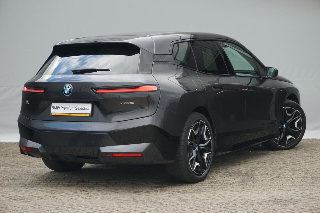 BMW iX xDrive50 M Sport | Trekhaak / Panoramdak / Soft-Close / Stoelventilatie / Warmtecomfortpakket / Driving Assistant Professional / 360 graden Camera's / Harman Kardon