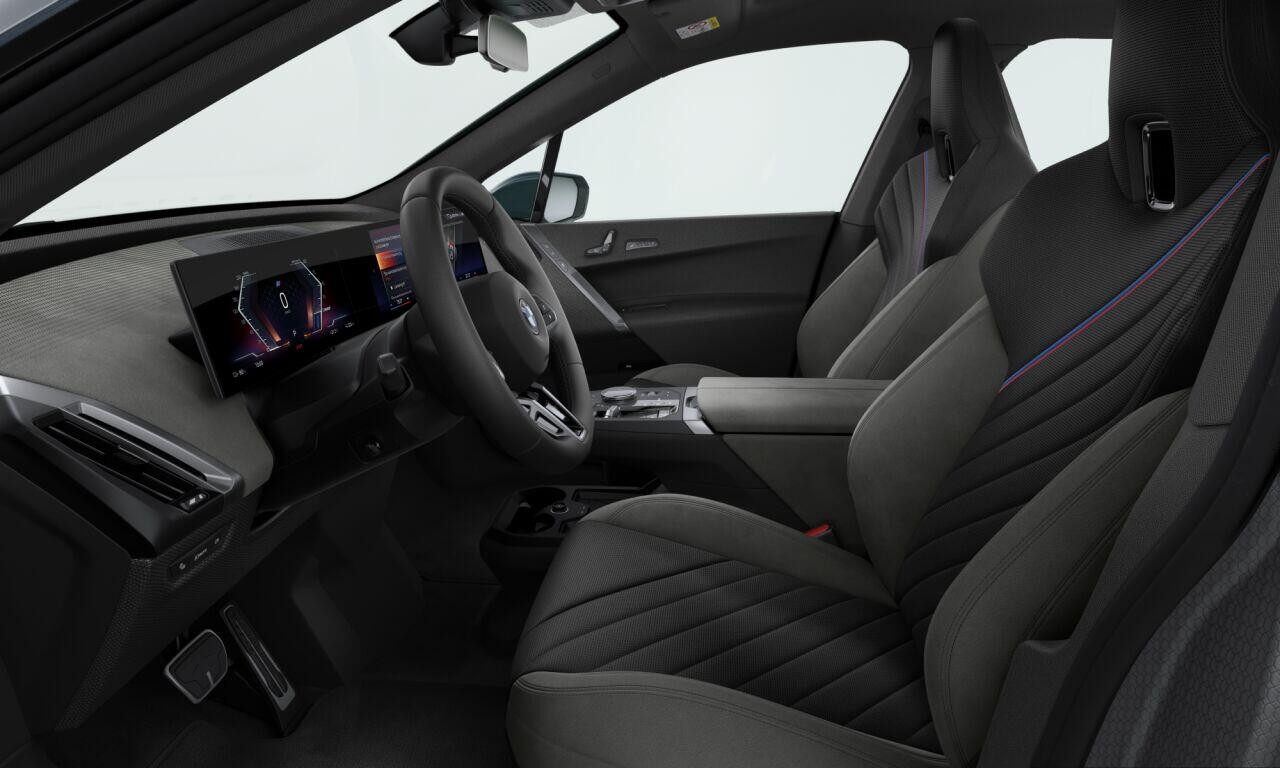 BMW iX xDrive45 | M-Sport Pro | 23'' | Soft-Close | Luchtvering | Panorama. | Driv. + Park. Prof. | Stoelvent. | Harman/Kardon | Trekhaak | Iconic Glow grille | Warmte Comf. voor/achter