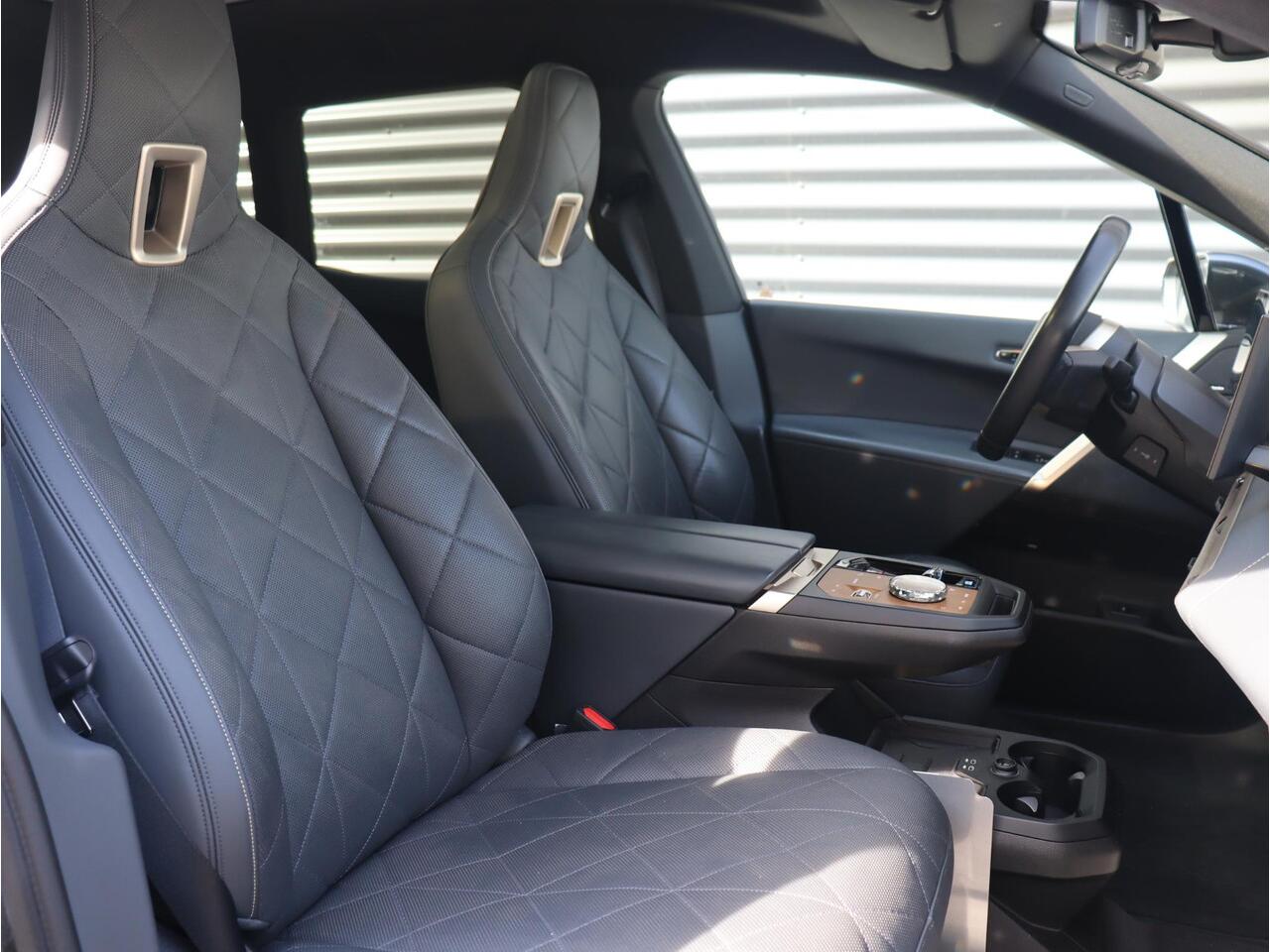 BMW iX xDrive40 | High Executive | Sportpakket | Driving Assistant Prof. | Panodak Skylounge | Soft Close | 22'' LMV