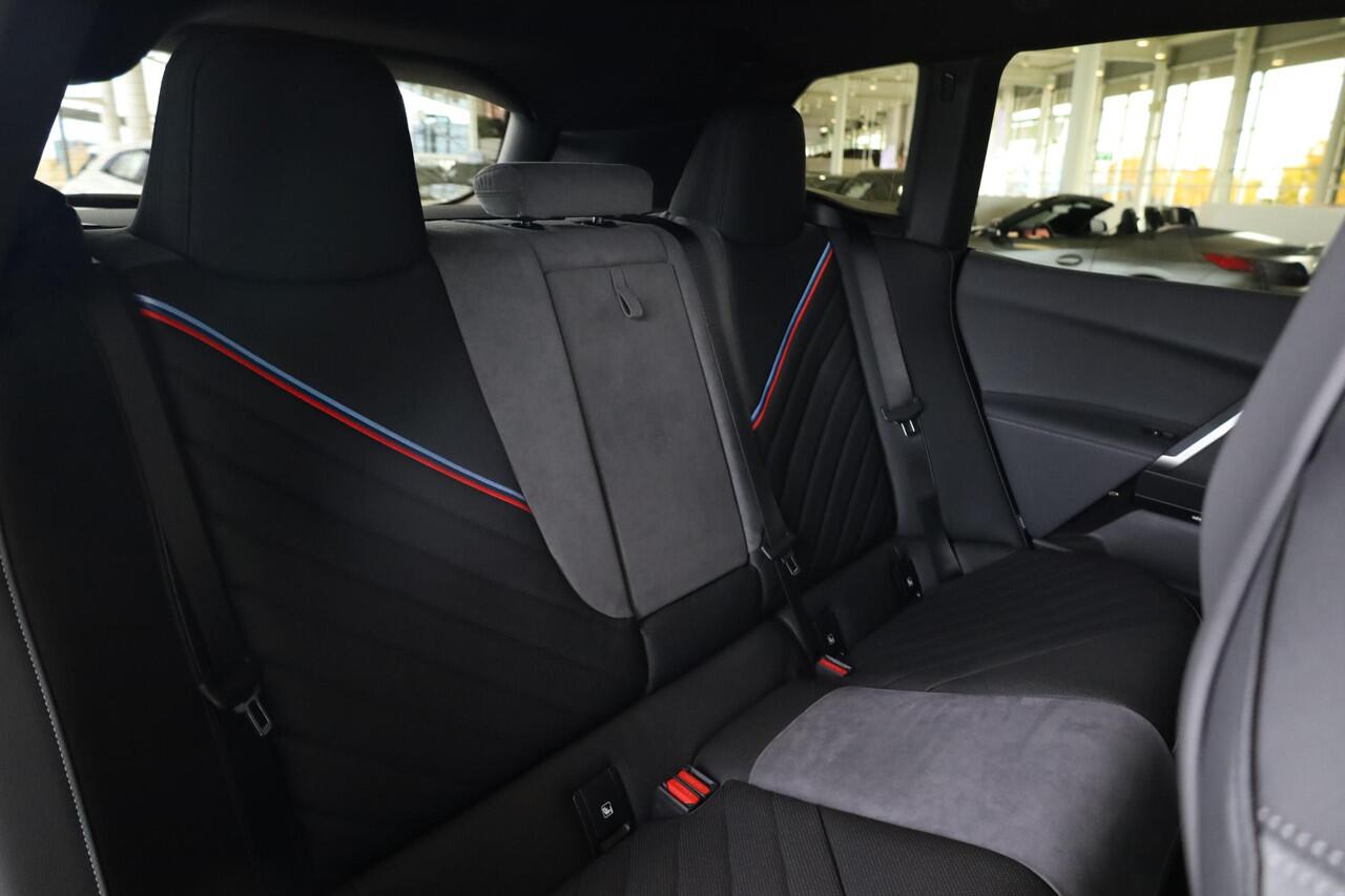 BMW iX xDrive45 | M Sportpakket Pro | Alcantara | Innovation Pack | Driving & Parking Assistant Professional | Harman Kardon | Comfort Pack | Trekhaak