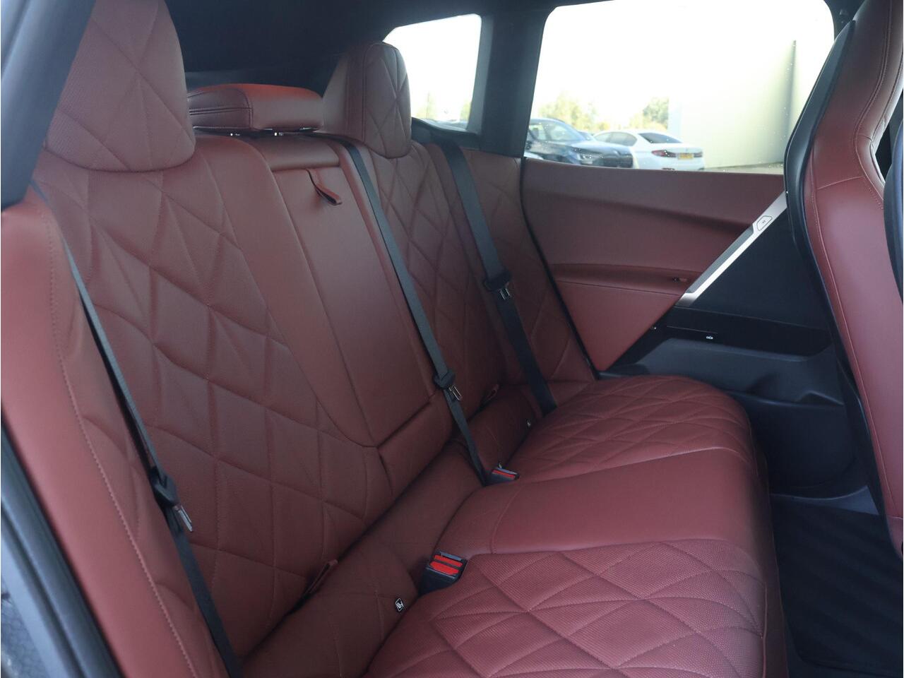 BMW iX xDrive50 High Executive 112 kWh / Harman Kardon / Luchtvering / Active Steering / Soft Close / Driving Assistant Professional /