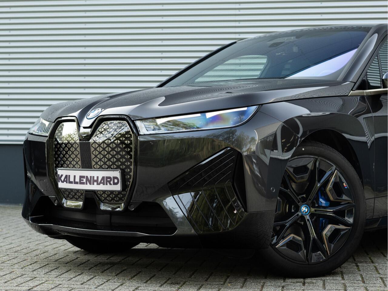 BMW iX xDrive40 - Sportpakket - Pano - Trekhaak - Soft Close - Driving Ass Prof - Lasers