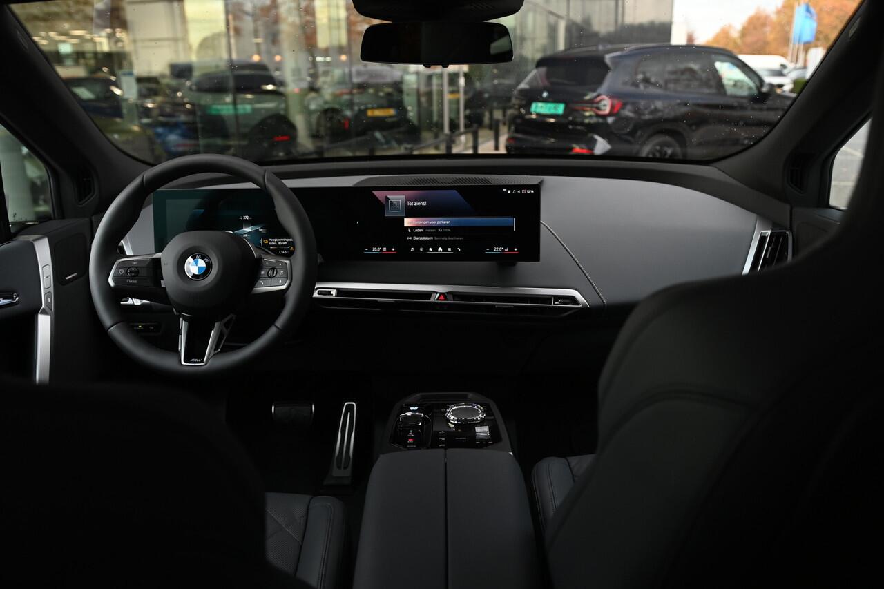 BMW iX xDrive45 M Sport / Panoramadak Sky Lounge / Trekhaak / M Multifunctionele Stoelen / Parking Assistant Professional / Soft-Close / Active Steering