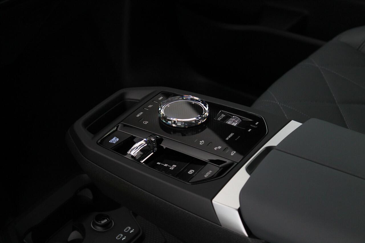 BMW iX xDrive60 M Sport / Panoramadak Sky Lounge / Trekhaak / M Multifunctionele Stoelen / Soft-Close / Bowers & Wilkins / Parking Assistant Professional