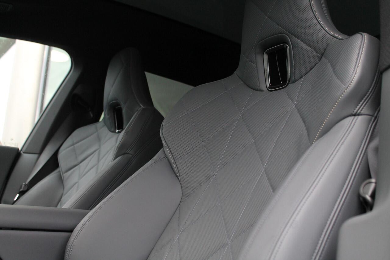 BMW iX xDrive60 M Sport / Panoramadak Sky Lounge / Trekhaak / M Multifunctionele Stoelen / Soft-Close / Bowers & Wilkins / Parking Assistant Professional