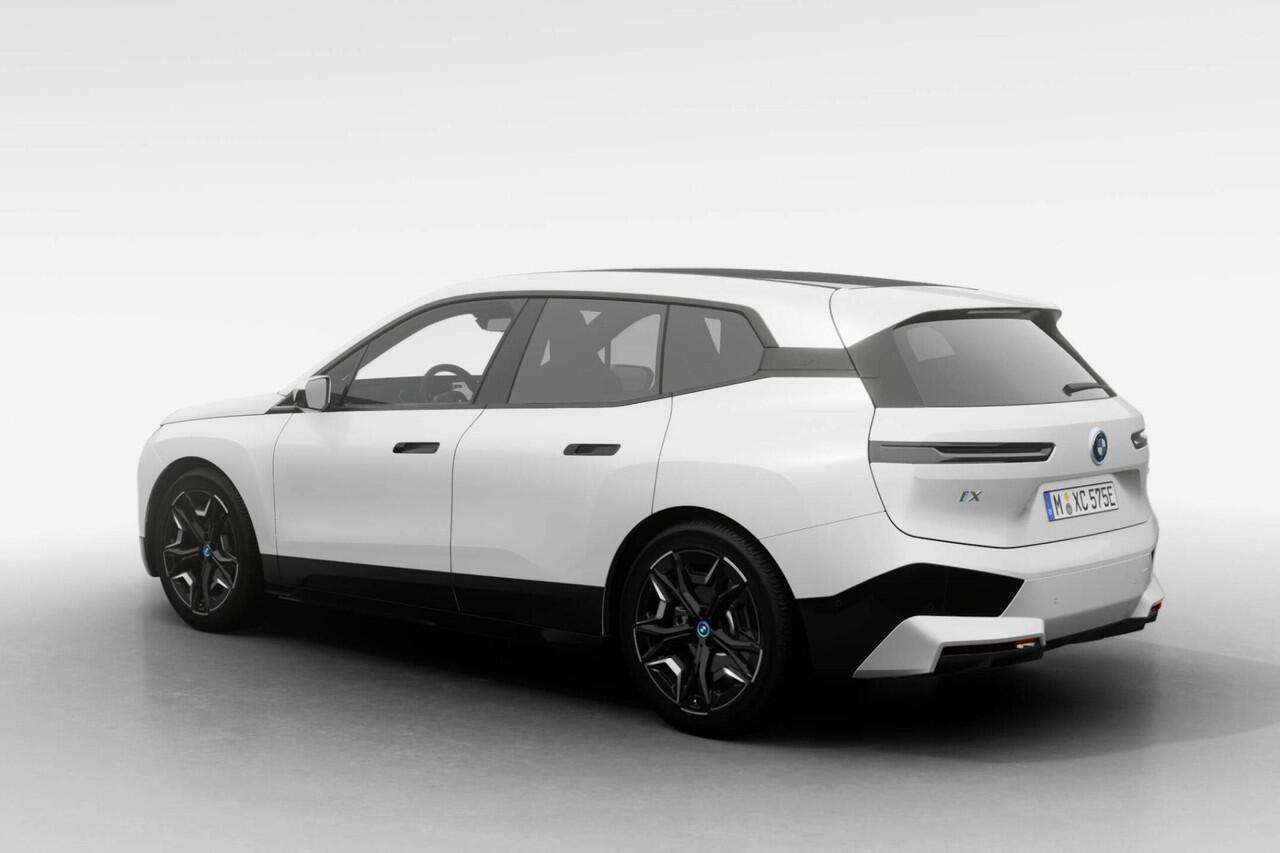 BMW iX xDrive40 | Sportpakket | Glazen Panoramadak Sky Lounge | Driving Assistant Professional | Showroomvoordeel