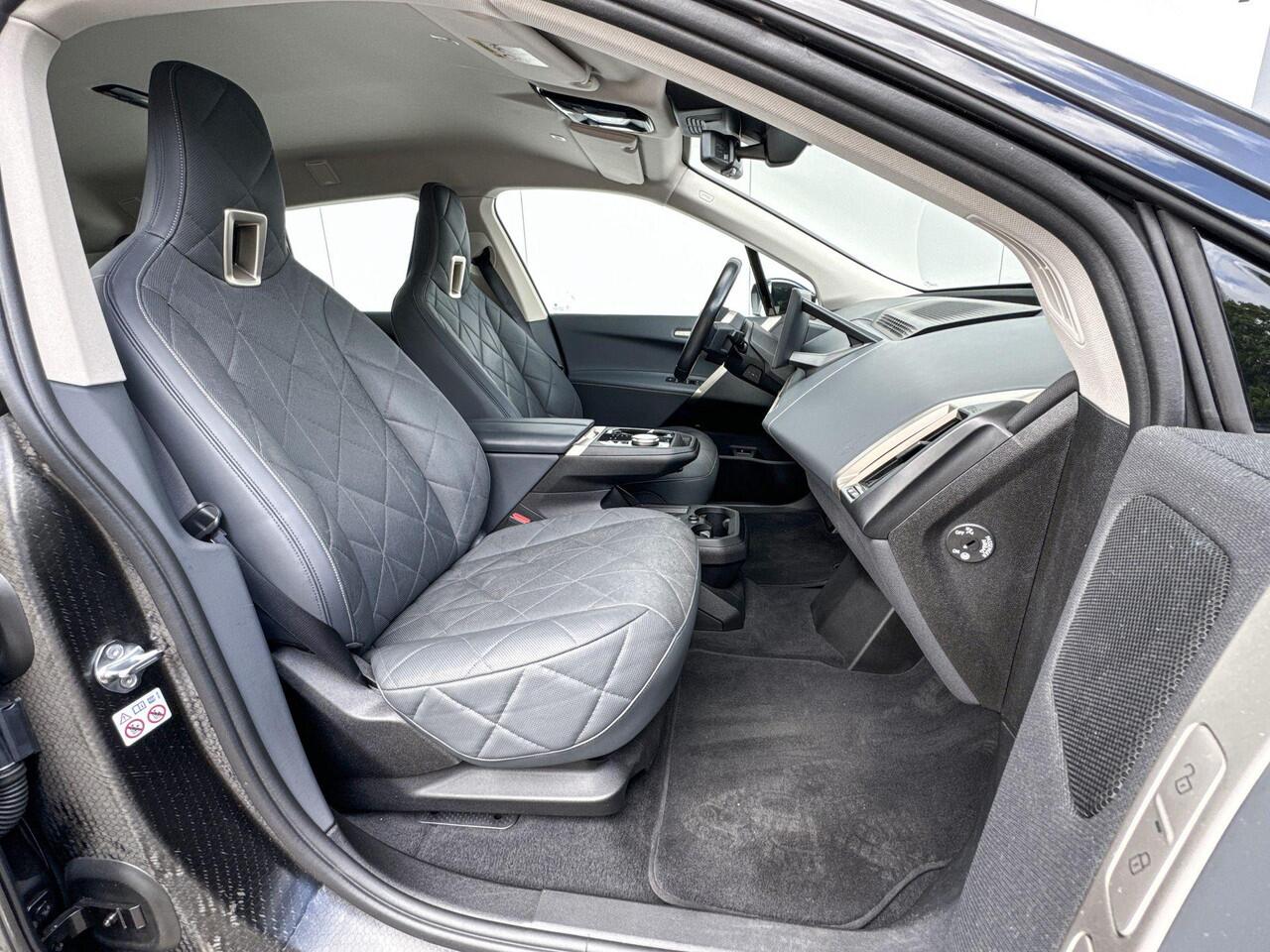 BMW iX xDrive40 High Executive 4 zone airconditioning / Head Up Display / Stoelverwarming / Iconic Sounds / Selections