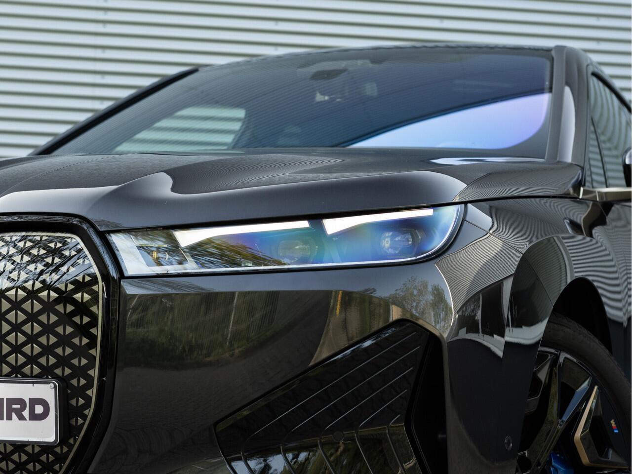 BMW iX xDrive40 - Sportpakket - Pano - Trekhaak - Soft Close - Driving Ass Prof - Lasers