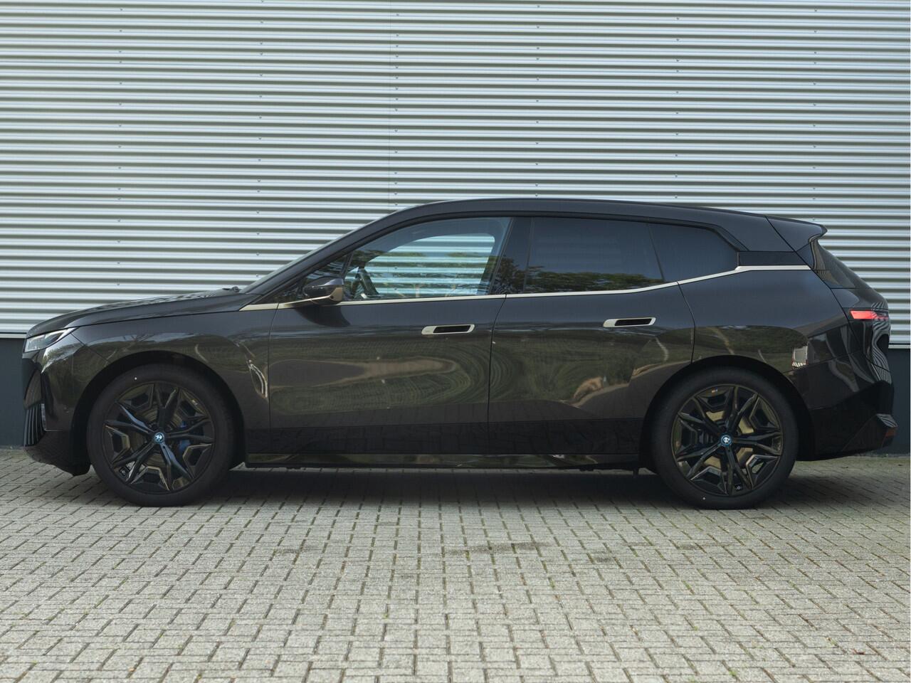 BMW iX xDrive40 - Sportpakket - Pano - Trekhaak - Soft Close - Driving Ass Prof - Lasers