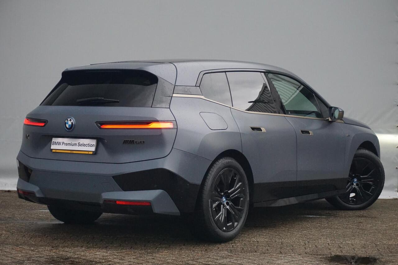 BMW iX M60 High Executive 112 kWh | Full PPF + Klasse 5 / Trekhaak / Panoramdak Sky Lounge / Soft Close / 22 Inch