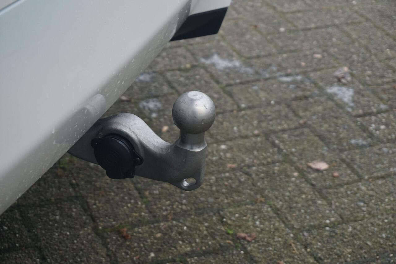 BMW iX xDrive50 Sportpakket | Trekhaak / Soft-Close / Luchtvering / Panoramdak / Driving Assistant Professional / Harman Kardon / BMW Laserlight / 22 Inch