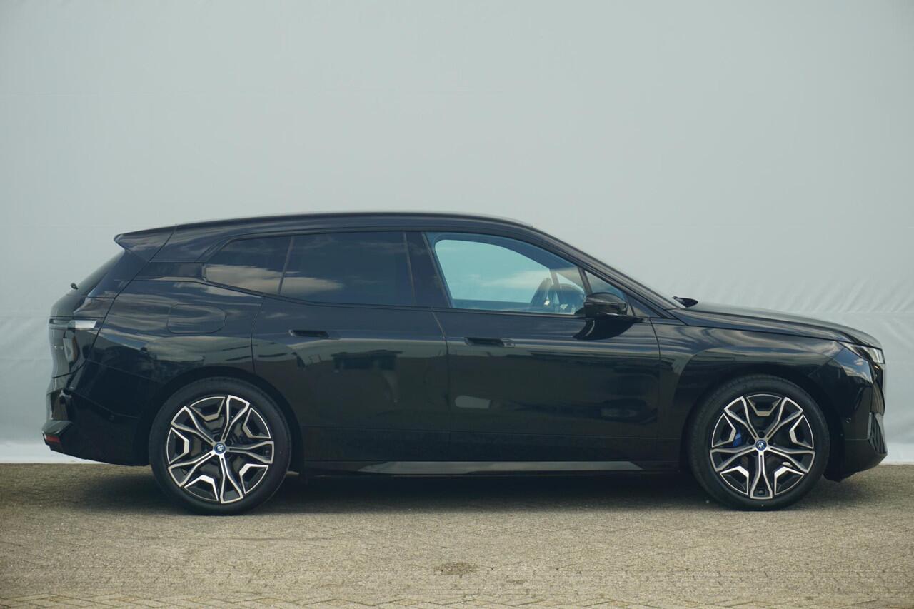 BMW iX xDrive50 Sportpakket | 22'' Aerodynamic | Panoramadak Sky Lounge | Trekhaak Elektrisch | Laserlight | Harman Kardon | Warmte Comfortpakket voor en achter