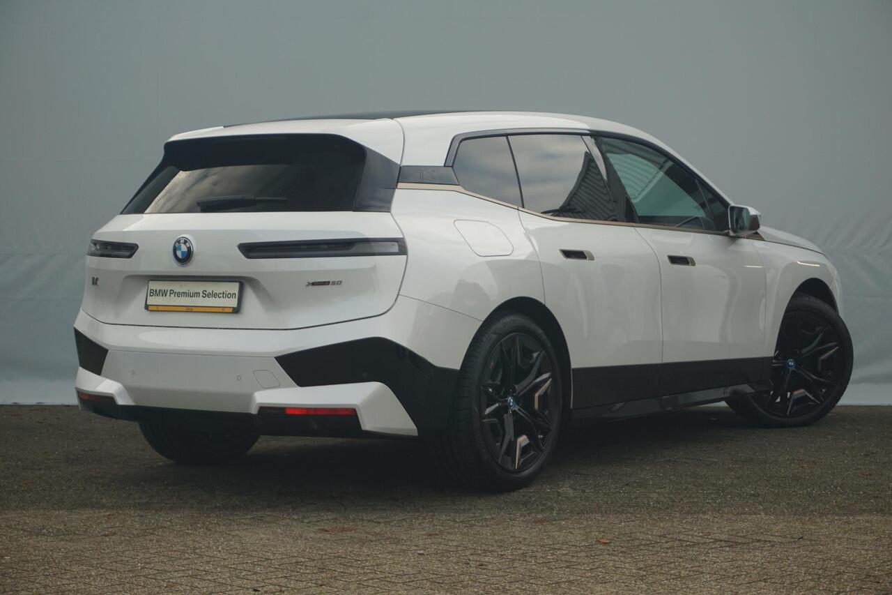 BMW iX xDrive50 Sportpakket | Trekhaak / Soft-Close / Luchtvering / Panoramdak / Driving Assistant Professional / Harman Kardon / BMW Laserlight / 22 Inch