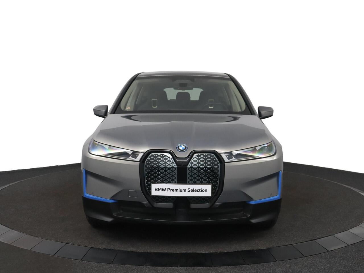 BMW iX xDrive40 Business Edition Plus 77 kWh | Driving Assistant Professional| voorstoelen verwarmd | laser LED koplampen |