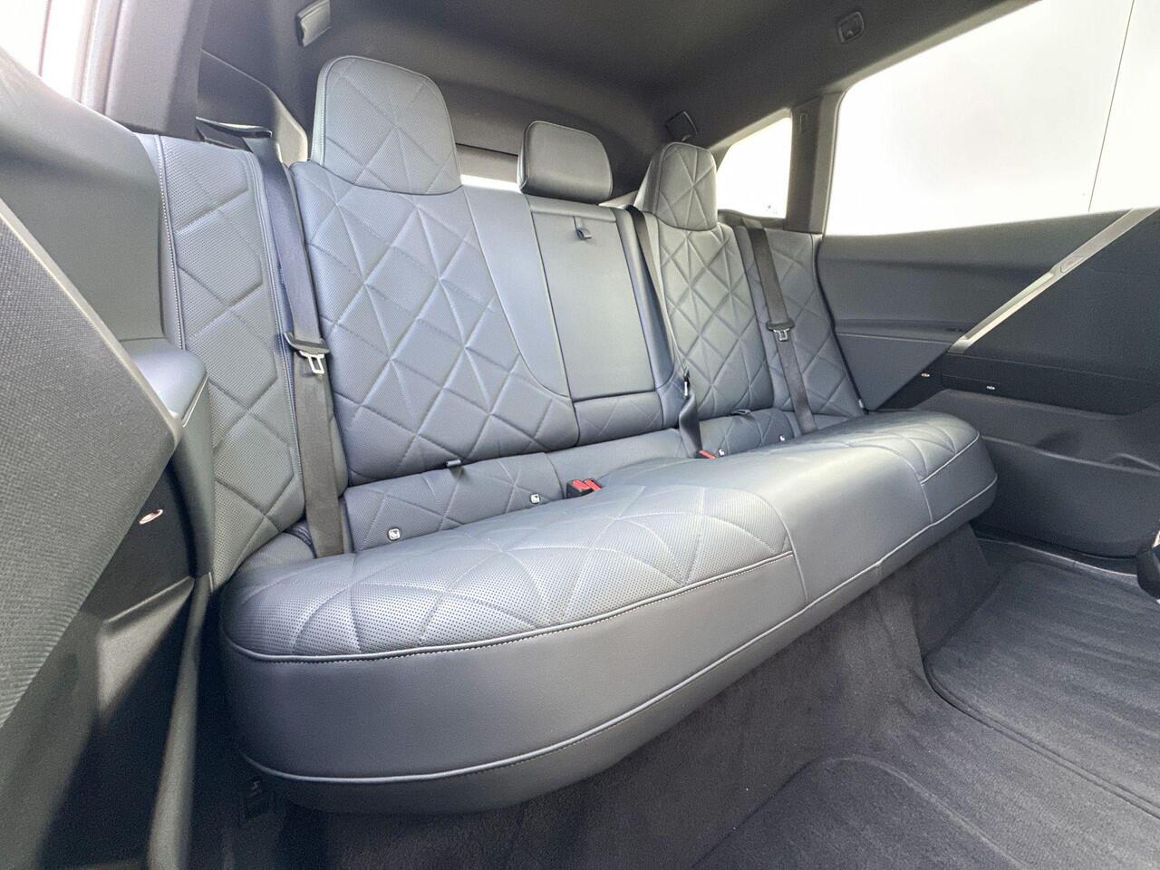 BMW iX xDrive50 22 Inch / Getinte Ramen Achter / Stoelventilatie / Stoelverwarming / Driving Assistant / Laser Light / 4 Zone Airco / Selections