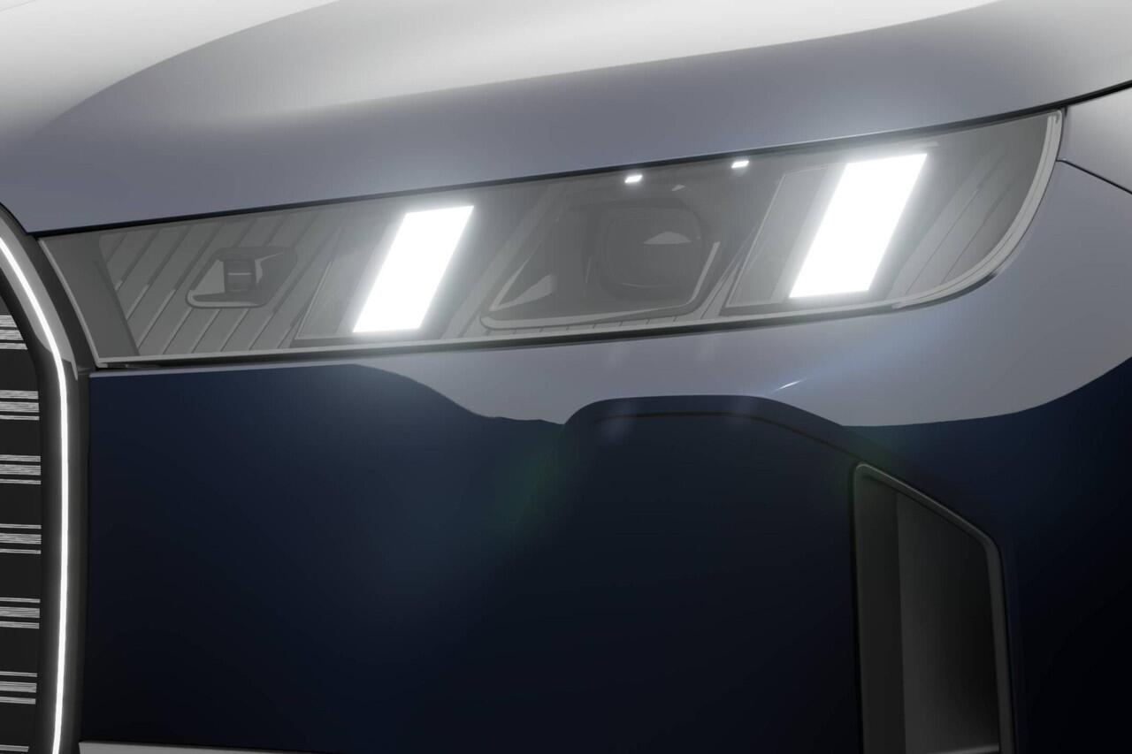 BMW iX xDrive M70 | Comfort Pack | Innovation Pack | Trekhaak | 23" LM | Sky lounge | Showroomvoordeel