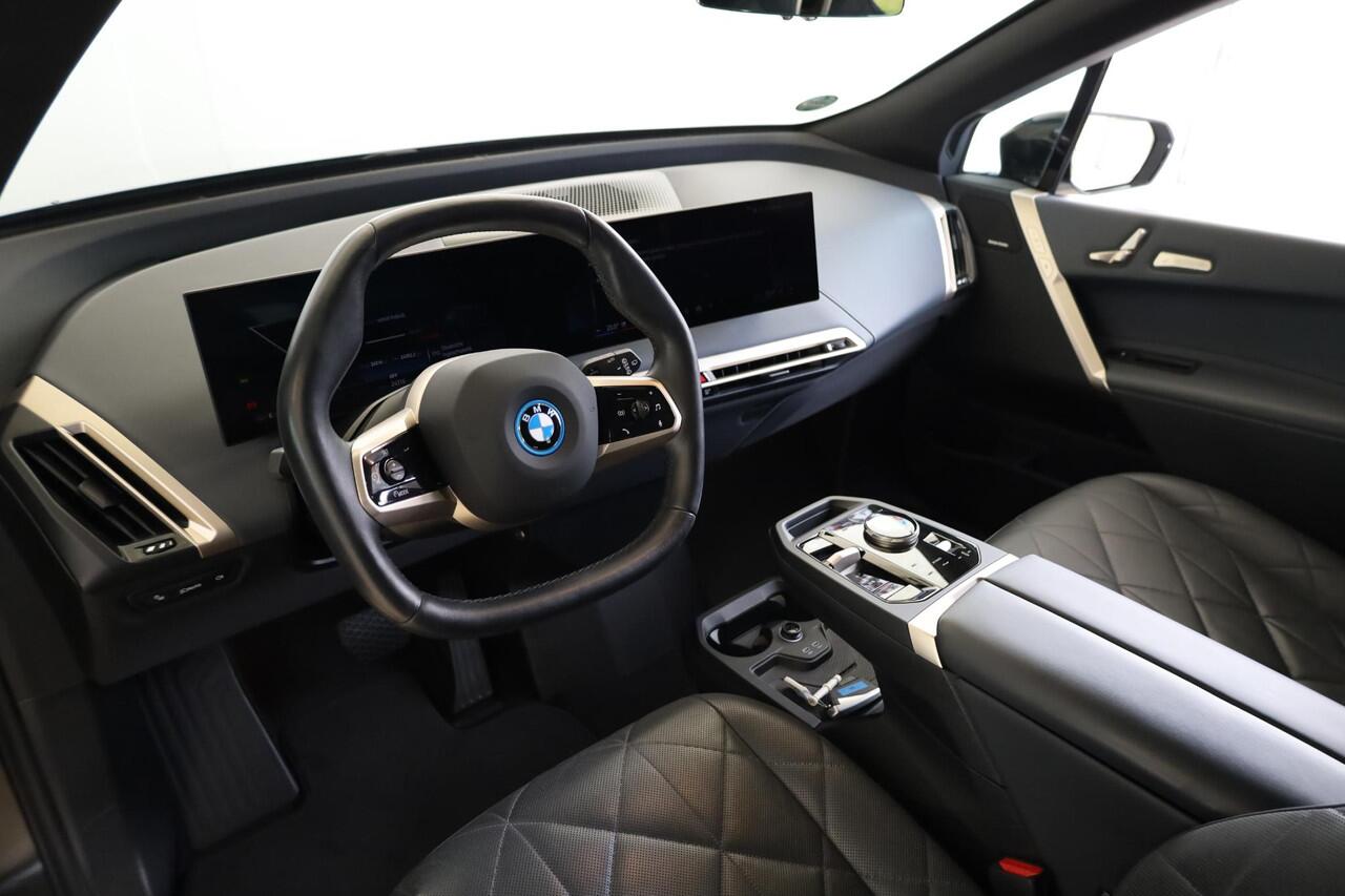 BMW iX xDrive40 | Sportpakket | Panoramadak | Trekhaak elektr. | Luchtvering