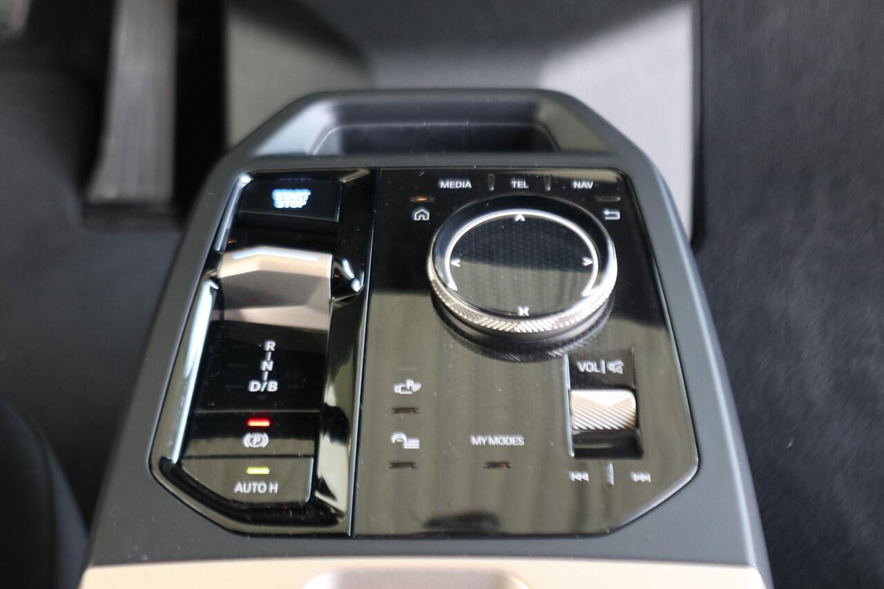 BMW iX xDrive40 Sportpakket | Driving Assistant Professional