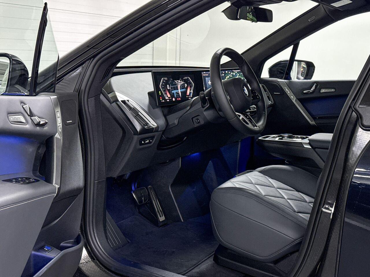 BMW iX xDrive45 | M-Sport Pro | Driving Assistant Plus | Harman/Kardon | Sky Lounge | Soft-Close Portieren | Comfort Access | Trekhaak | Selections