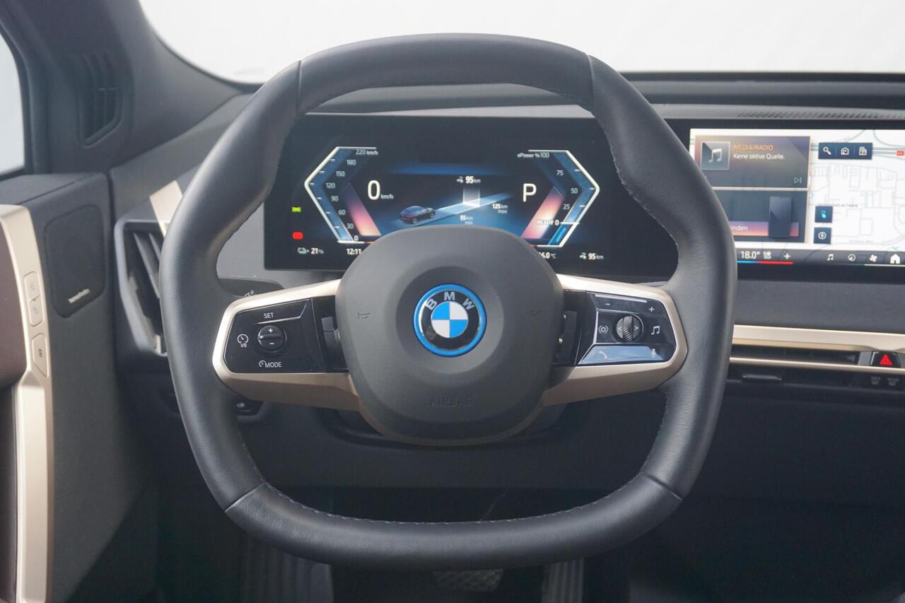 BMW iX xDrive50 Sportpakket | Trekhaak / Luchtvering / Active Steering / Panoramadak / Driving Assistant Professional / Parking Assistant Plus / Warmtecomfortpakket / 22 Inch