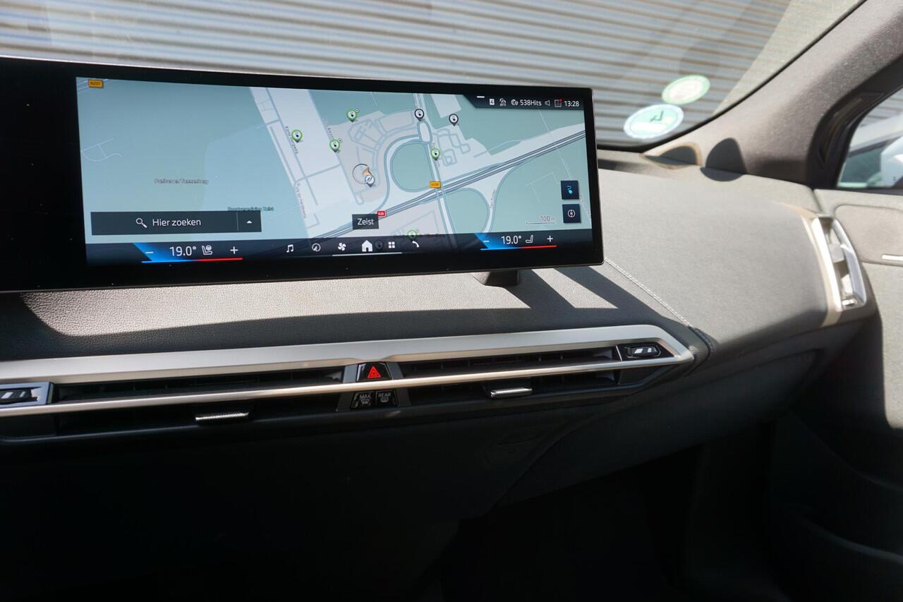 BMW iX xDrive50 Sportpakket | Comfort Access | Glazen panoramadak Sky Lounge | Driving Assistant Professional | HIFI System Harman Kardon | Parking Assistant Professional