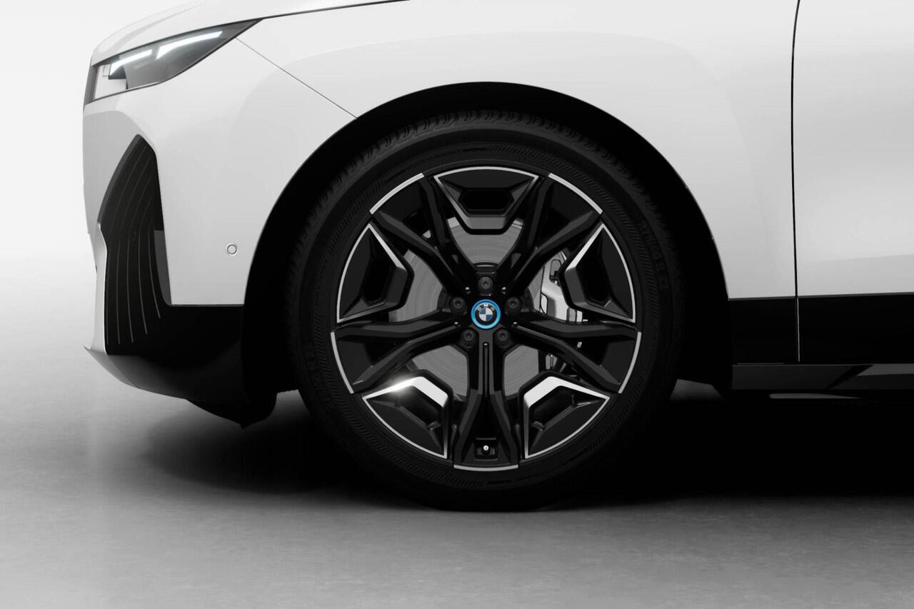 BMW iX xDrive40 | Sportpakket | Glazen Panoramadak Sky Lounge | Driving Assistant Professional | Showroomvoordeel