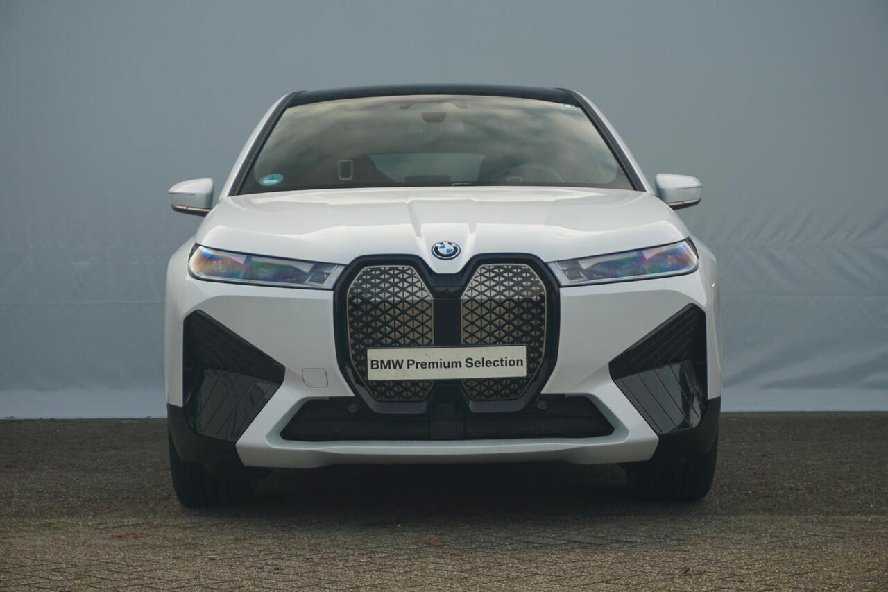 BMW iX xDrive50 Sportpakket | Trekhaak / Soft-Close / Luchtvering / Panoramdak / Driving Assistant Professional / Harman Kardon / BMW Laserlight / 22 Inch
