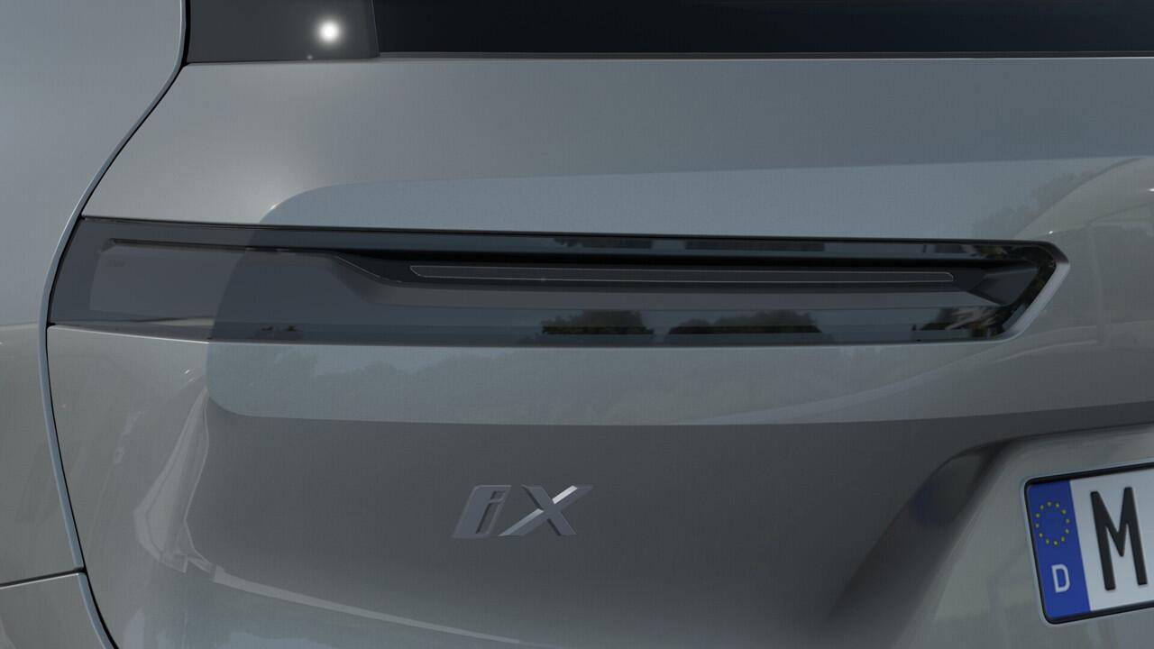 BMW iX xDrive45 M Sport / Panoramadak Sky Lounge / Trekhaak / M Multifunctionele Stoelen / Soft-Close / Parking Assistant Professional / Active Steering