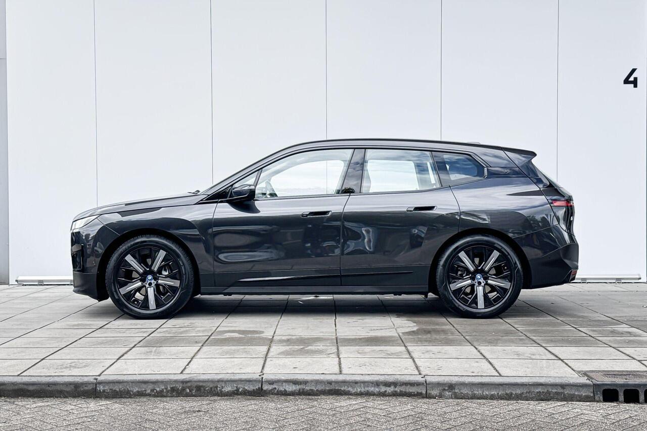 BMW iX xDrive40 High Executive 4 zone airconditioning / Head Up Display / Stoelverwarming / Iconic Sounds / Selections