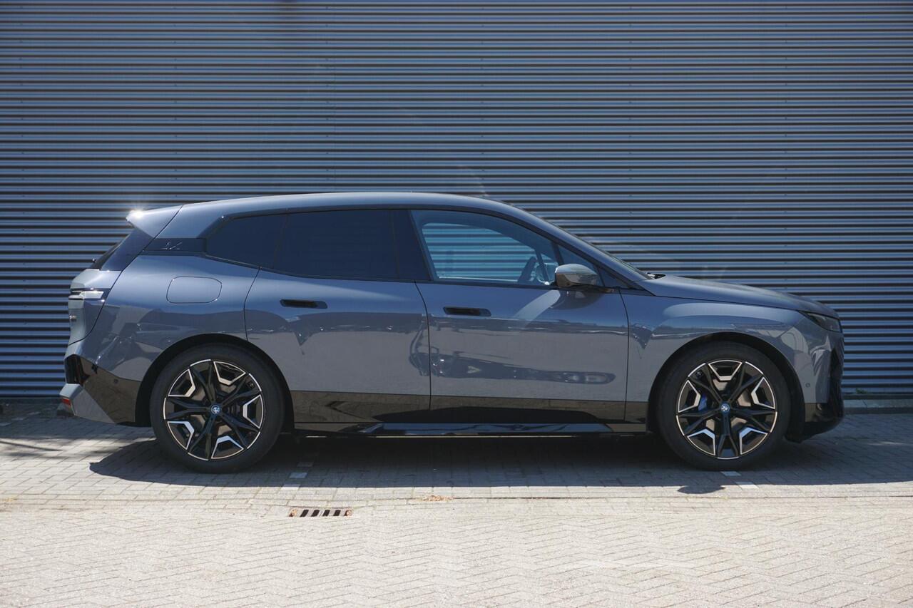 BMW iX xDrive50 Sportpakket | Comfort Access | Glazen panoramadak Sky Lounge | Driving Assistant Professional | HIFI System Harman Kardon | Parking Assistant Professional