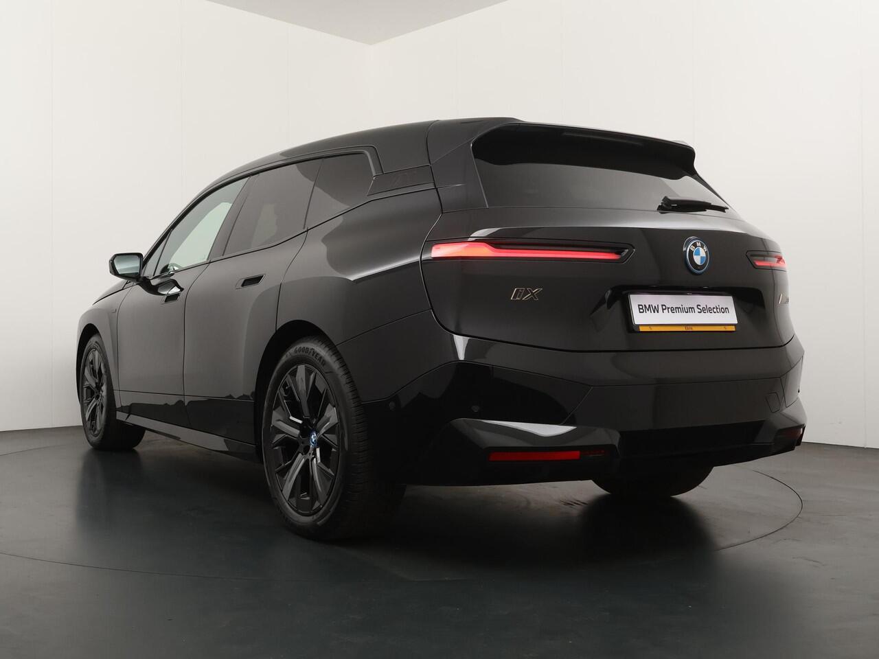 BMW iX M60 112 kWh | Trekhaak | Luchtvering |