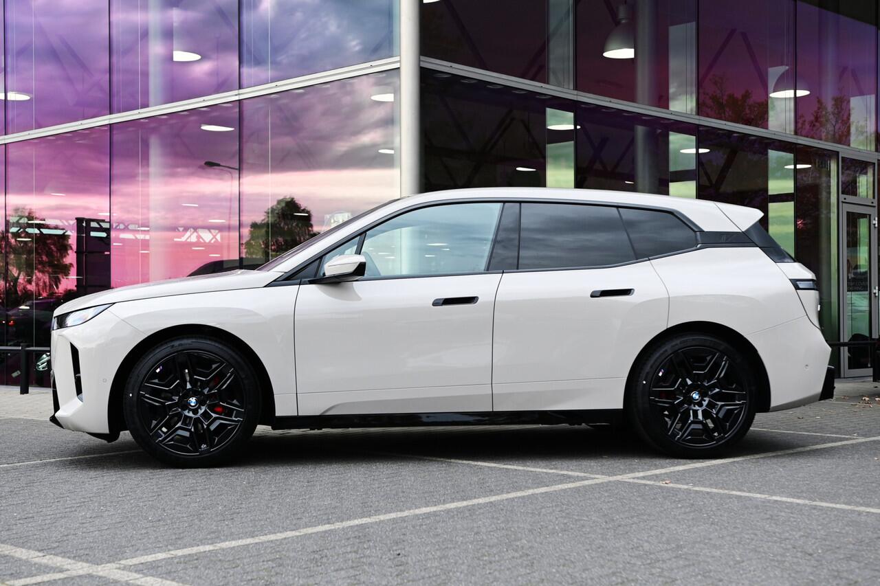 BMW iX xDrive45 M Sport / Panoramadak Sky Lounge / Trekhaak / M Multifunctionele Stoelen / Parking Assistant Professional / Soft-Close / Active Steering