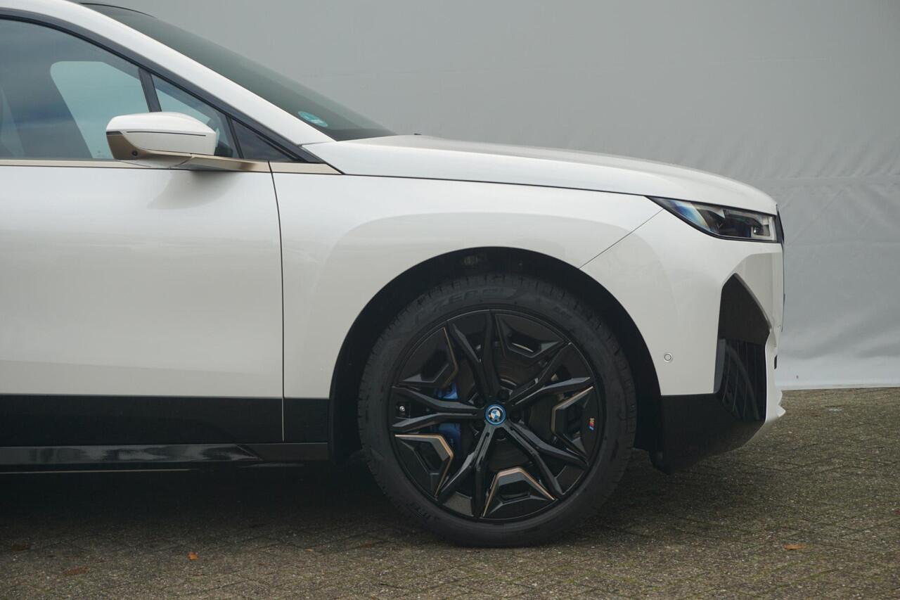 BMW iX xDrive50 Sportpakket | Trekhaak / Soft-Close / Luchtvering / Panoramdak / Driving Assistant Professional / Harman Kardon / BMW Laserlight / 22 Inch