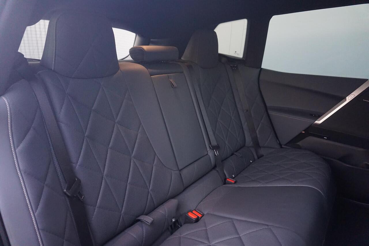 BMW iX M60 High Executive 112 kWh | Trekhaak / Parking Assistant Professional / Harman Kardon / Panoramdak Sky Lounge