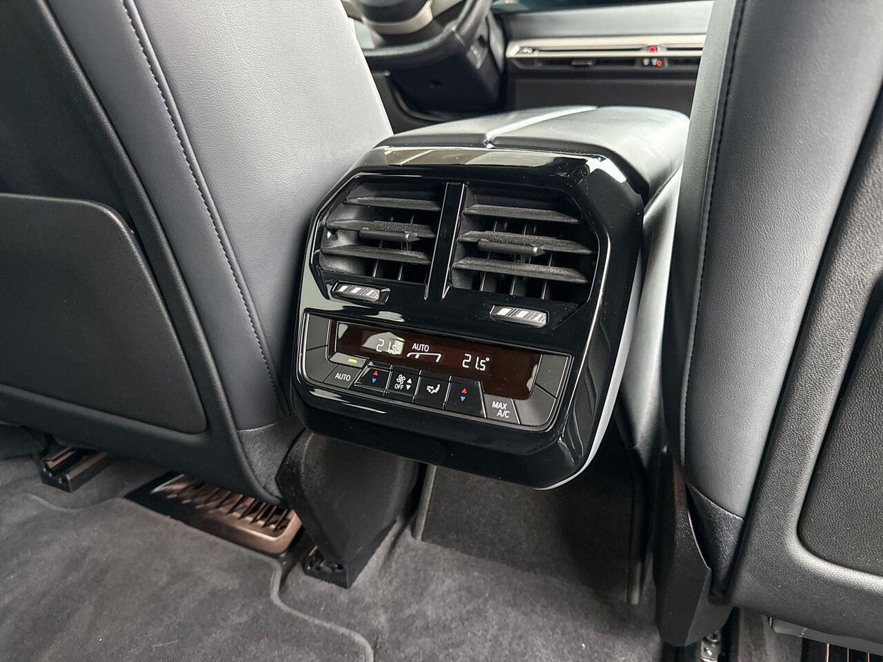 BMW iX xDrive40 High Executive M-Sport / Copilot Pack / Parking Assistant Plus / Harman Kardon / Head-Up / Stuurwielrand Verwarmd / 22 Inch / getint glas / Individual Exterieur Line Titanbronze / Clear&Bold / Selections