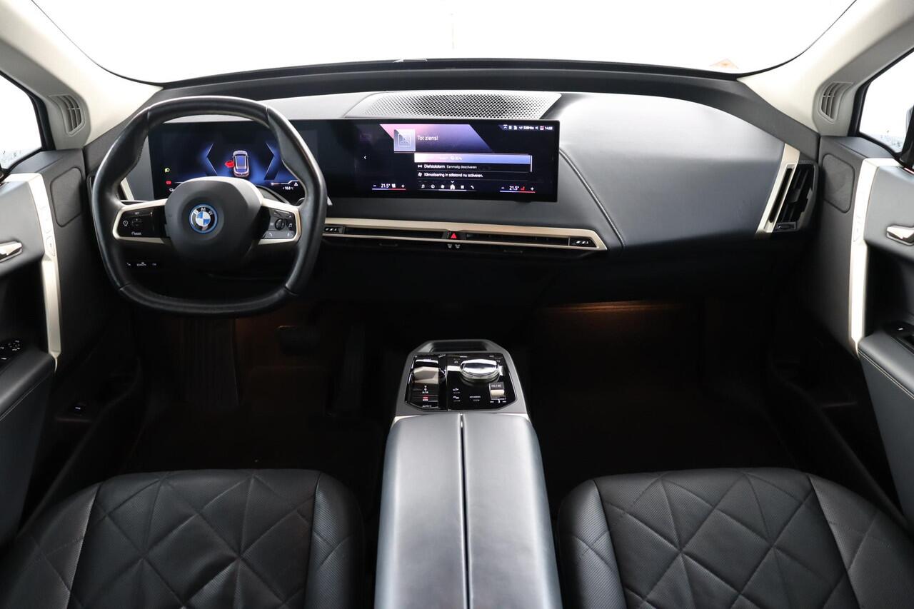 BMW iX xDrive40 Business Edition Plus 77 kWh | Driving Assistant Professional| voorstoelen verwarmd | laser LED koplampen |