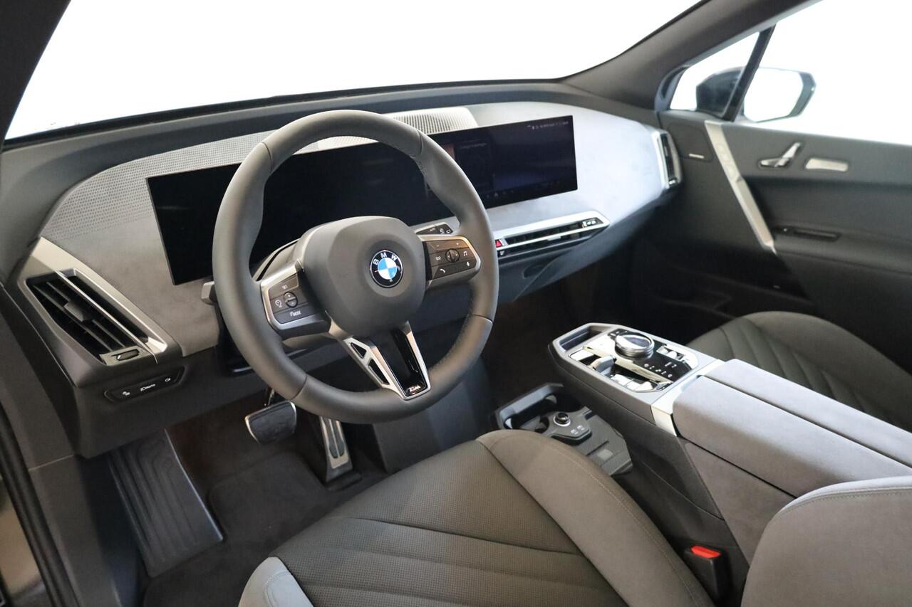 BMW iX xDrive45 | M Sportpakket Pro | Alcantara | Innovation Pack | Driving & Parking Assistant Professional | Harman Kardon | Comfort Pack | Trekhaak