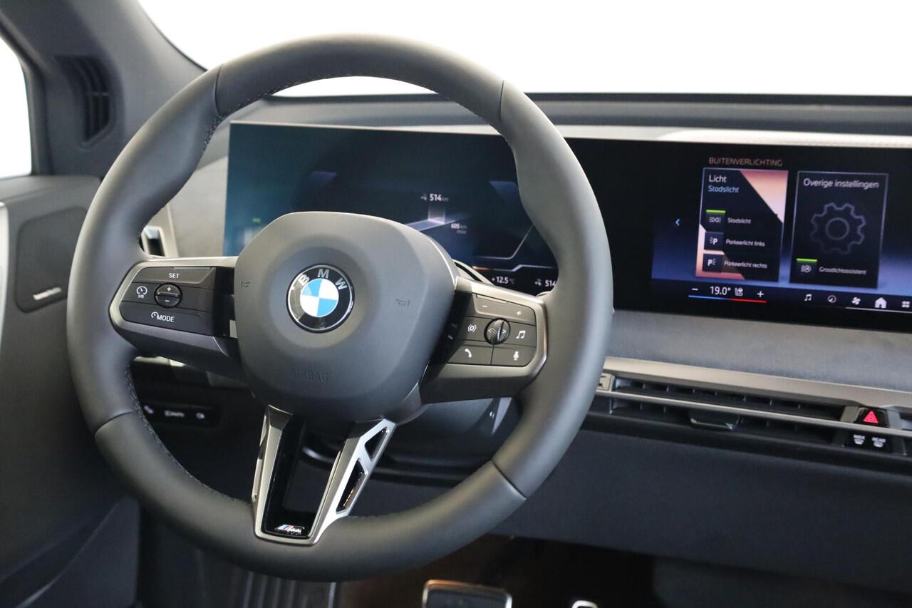 BMW iX xDrive45 | M Sportpakket Pro | Alcantara | Innovation Pack | Driving & Parking Assistant Professional | Harman Kardon | Comfort Pack | Trekhaak