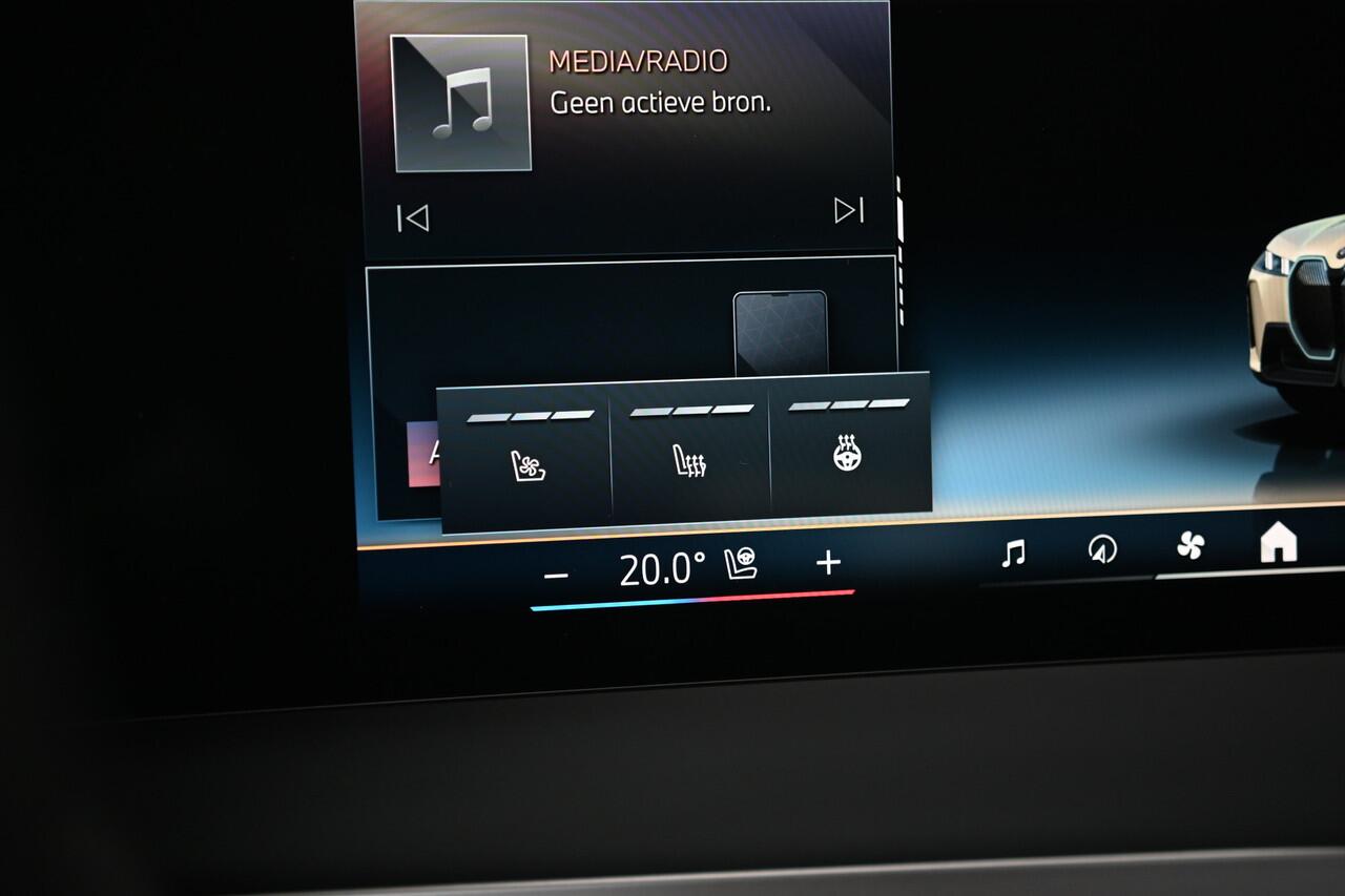 BMW iX xDrive45 M Sport / Panoramadak Sky Lounge / Trekhaak / M Multifunctionele Stoelen / Parking Assistant Professional / Soft-Close / Active Steering