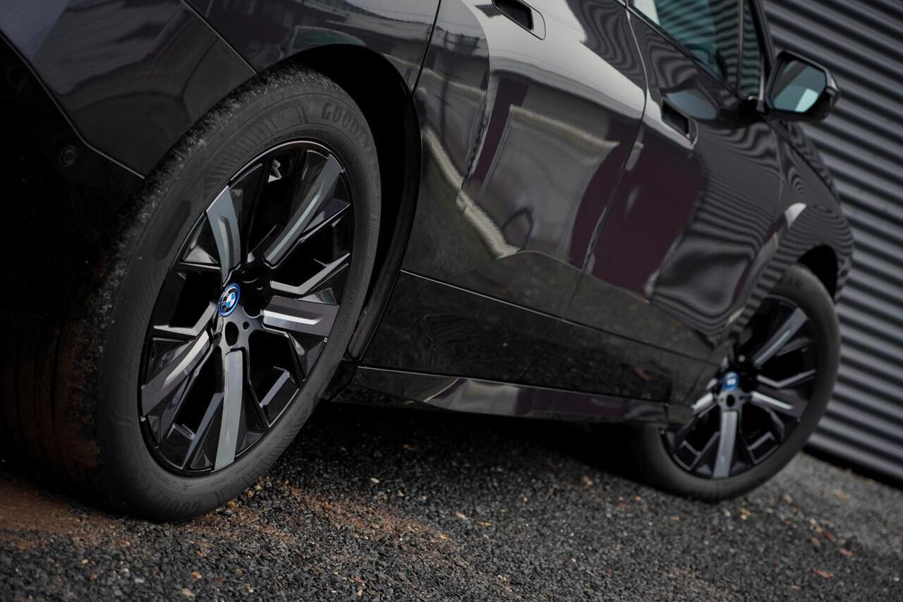BMW iX xDrive40 Excellence 77 kWh / M-Sportpakket / Pano / Trekhaak
