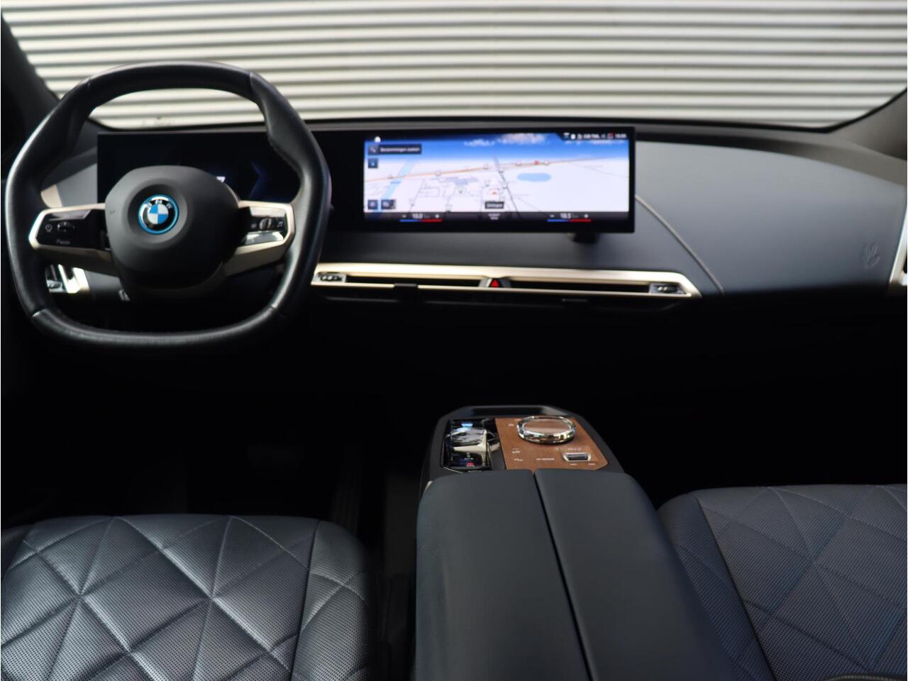 BMW iX xDrive40 | High Executive | Sportpakket | Driving Assistant Prof. | Panodak Skylounge | Soft Close | 22'' LMV