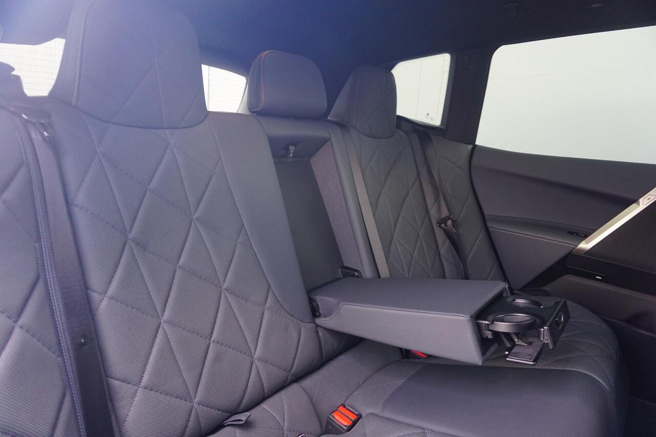 BMW iX xDrive50 Sportpakket 22'' / Panoramadak Sky Lounge / Soft Close / Warmte Comfortpakket voor en achter