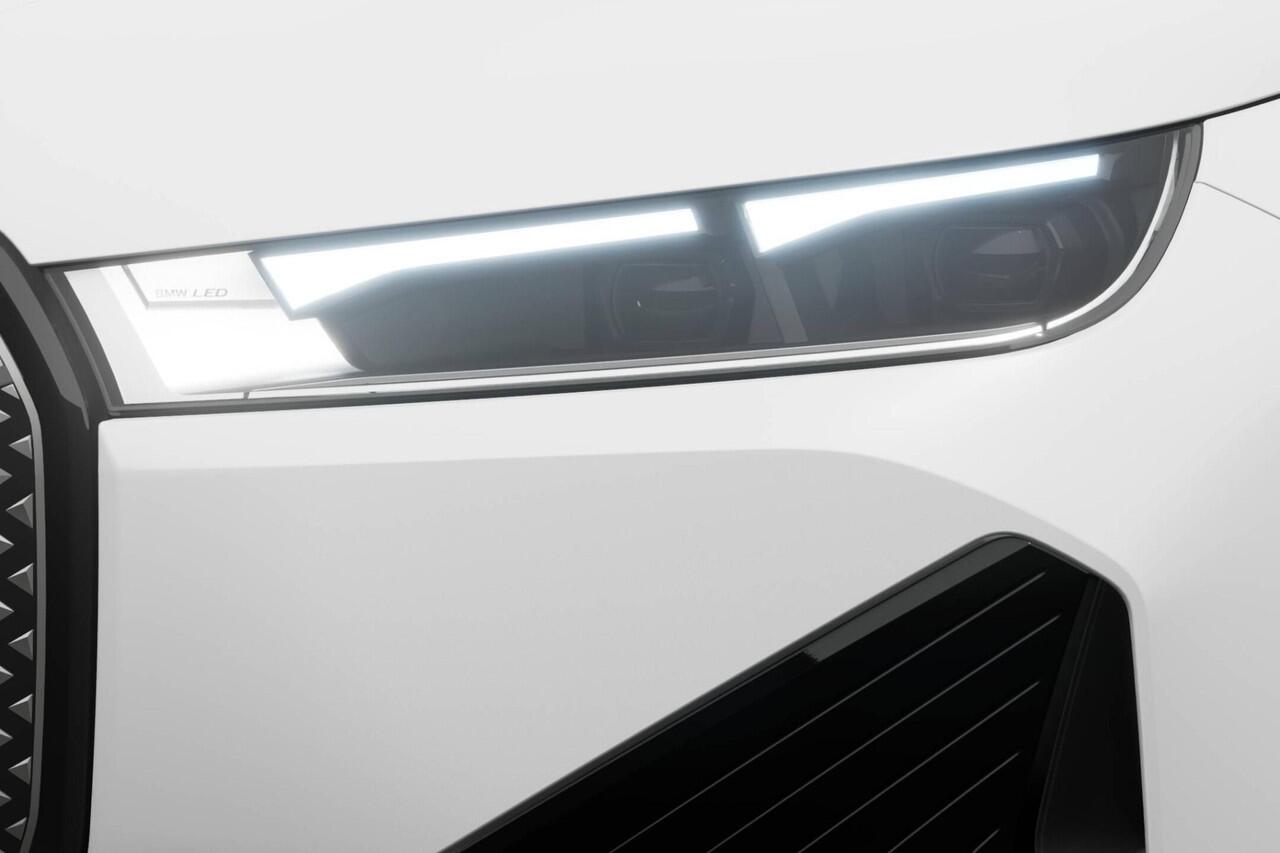 BMW iX xDrive40 | Sportpakket | Glazen Panoramadak Sky Lounge | Driving Assistant Professional | Showroomvoordeel