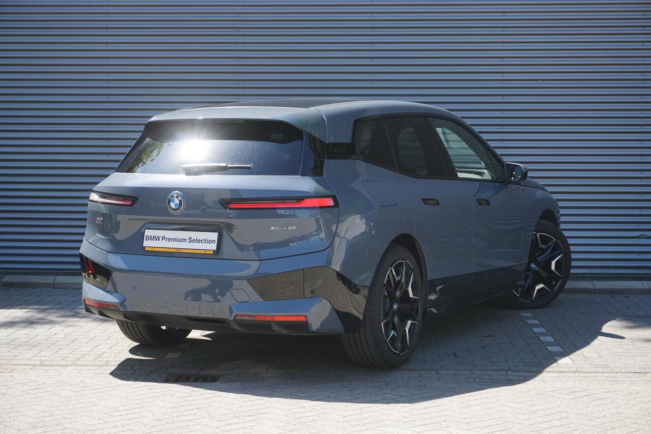 BMW iX xDrive50 Sportpakket | Comfort Access | Glazen panoramadak Sky Lounge | Driving Assistant Professional | HIFI System Harman Kardon | Parking Assistant Professional