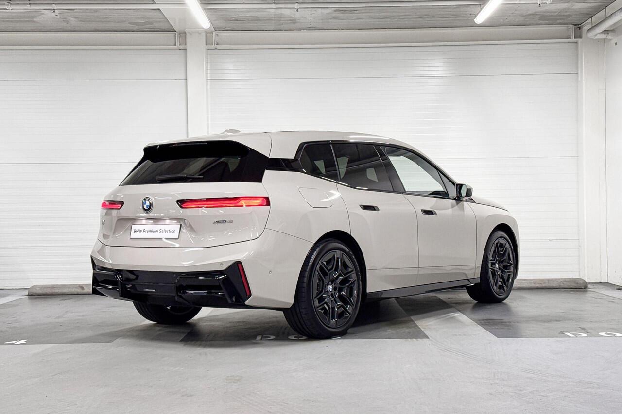 BMW iX xDrive45 101 kWh