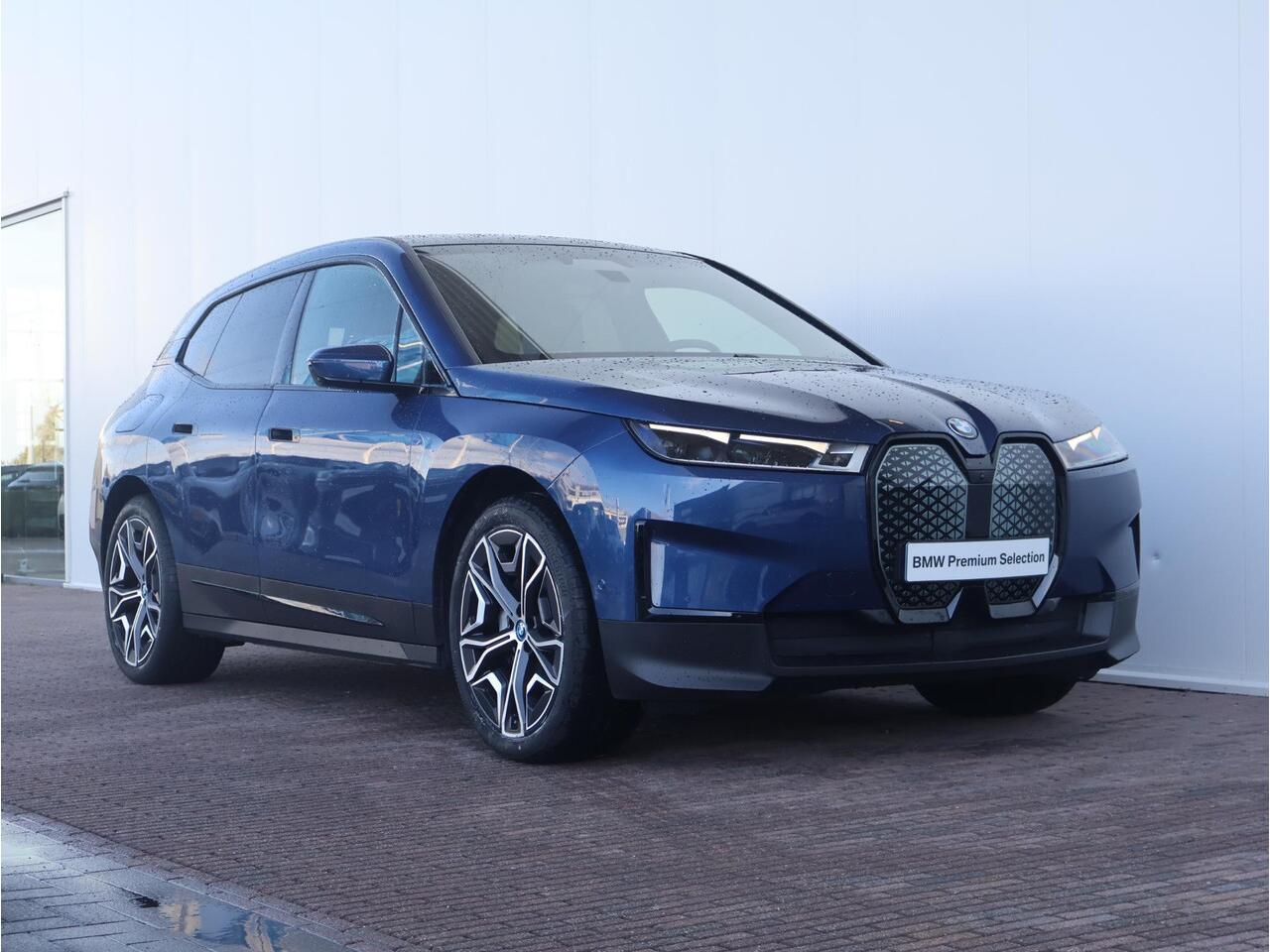 BMW iX xDrive50 High Executive 112 kWh / Harman Kardon / Luchtvering / Active Steering / Soft Close / Driving Assistant Professional /