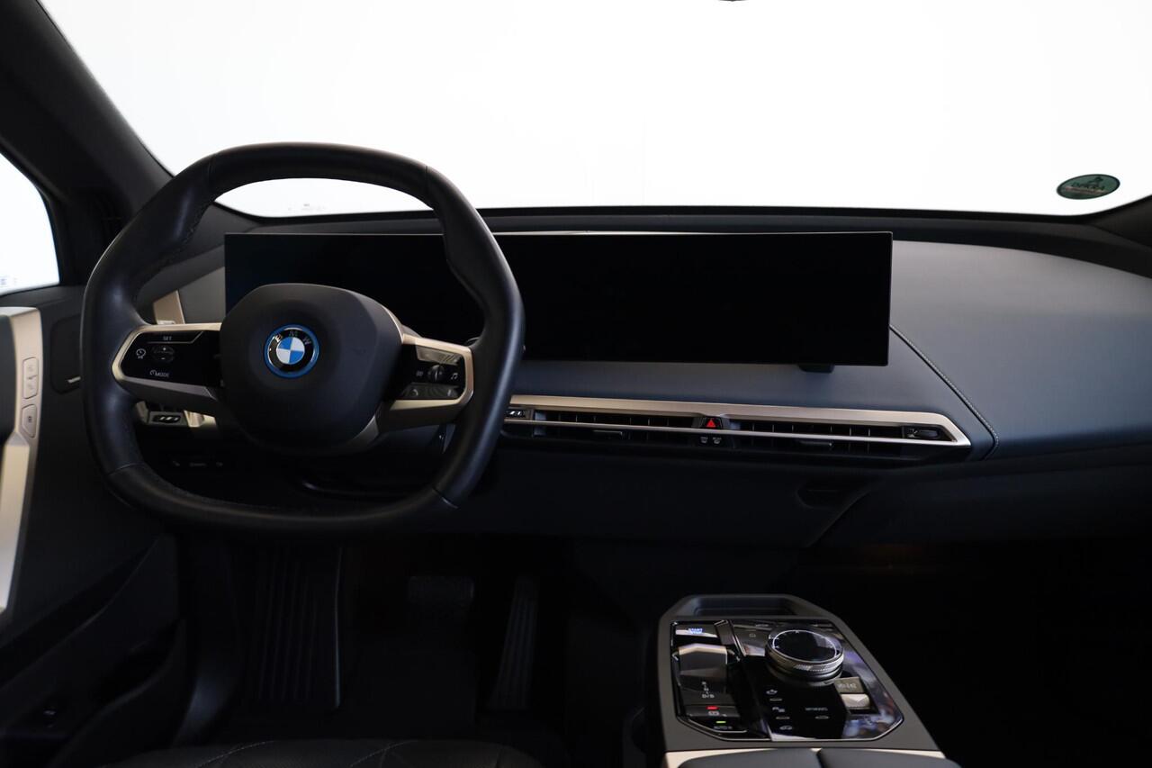 BMW iX xDrive40 | Sportpakket | Panoramadak | Trekhaak elektr. | Luchtvering